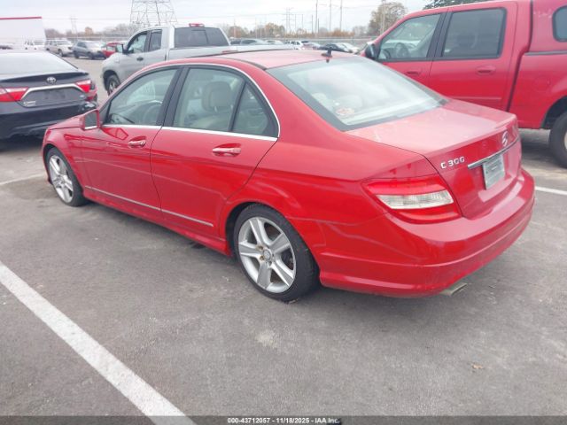 2011 MERCEDES-BENZ C 300 WDDGF5EB0BR184364 Photo 2