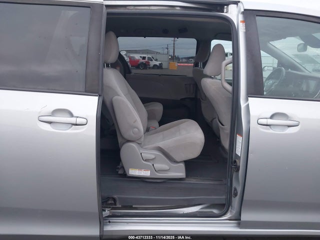 5TDKZ3DC1KS017829 Toyota Sienna Le 8 Passenger