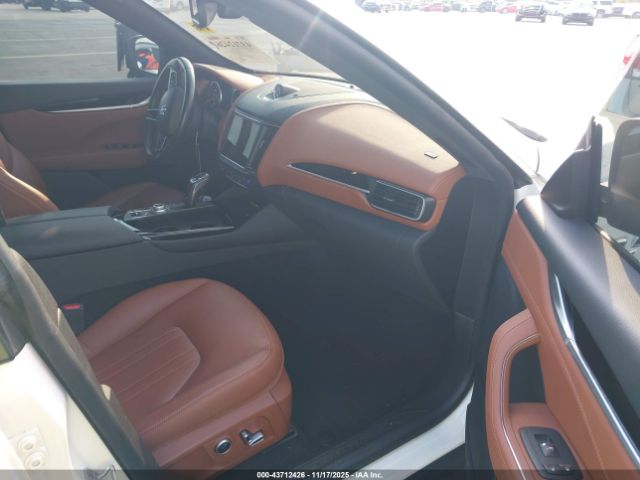 2021 MASERATI LEVANTE ZN661XUA2MX373359 Photo 4
