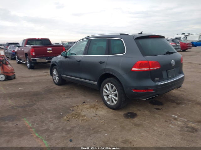 2014 VOLKSWAGEN TOUAREG WVGEF9BP6ED002981 Photo 2