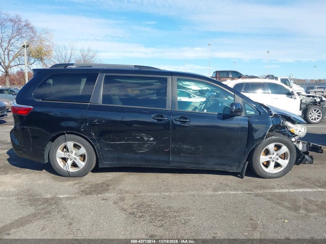 Auction sale of the 2016 Toyota Sienna Le 8 Passenger, vin: 5TDKK3DC6GS725084, lot number: 43713814