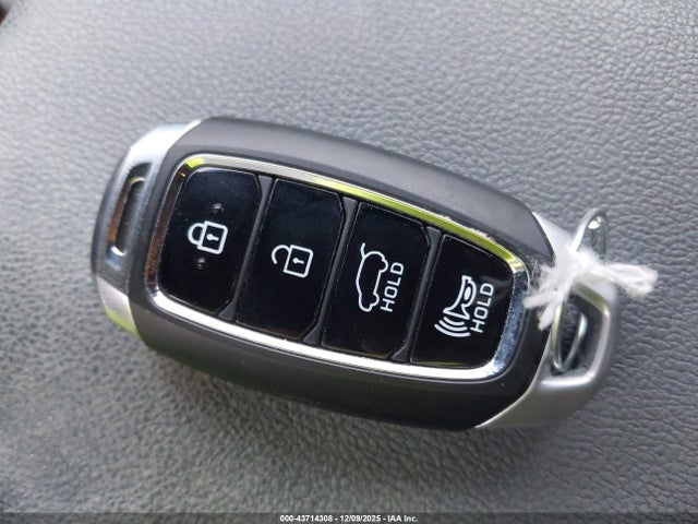 43714308 :رقم المزاد ، KM8K2CAAXMU733890 vin ، 2021 Hyundai Kona Sel مزاد بيع