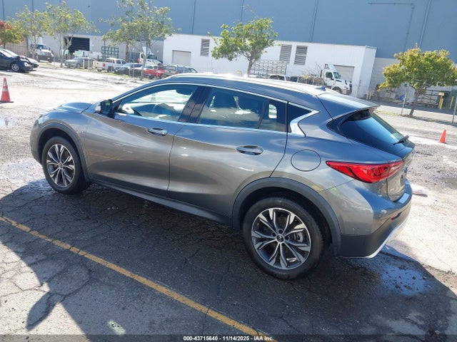 2017 INFINITI QX30 SJKCH5CR8HA017659 Photo 2