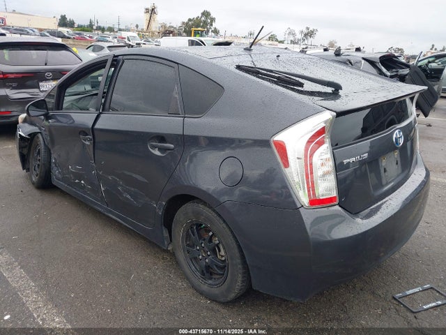 Toyota Prius Two 2014 JTDKN3DU9E1774144 Image 3