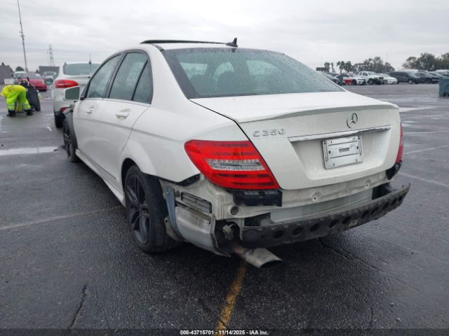 2013 MERCEDES-BENZ C 250 WDDGF4HB4DA828939 Photo 2