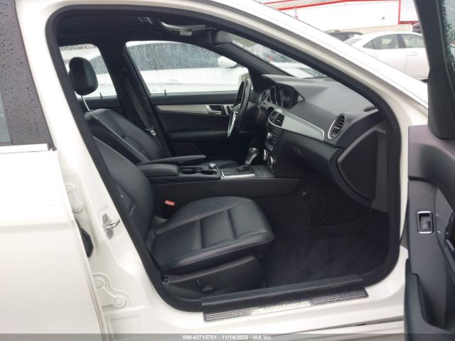 2013 MERCEDES-BENZ C 250 WDDGF4HB4DA828939 Photo 4