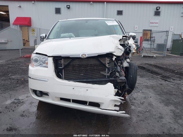 2010 Chrysler Town & Country New Limited მანქანა იყიდება აუქციონზე, vin: 2A4RR7DX4AR468215, აუქციონის ნომერი: 43715802