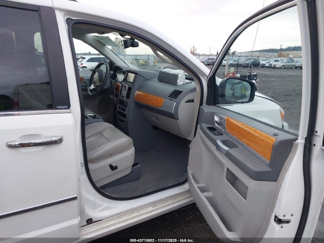 2010 Chrysler Town & Country New Limited მანქანა იყიდება აუქციონზე, vin: 2A4RR7DX4AR468215, აუქციონის ნომერი: 43715802