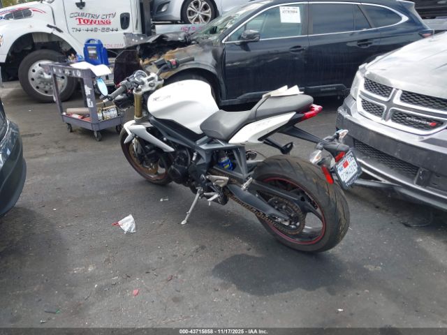2016 TRIUMPH MOTORCYCLE STREET TRIPLE SMTL02NE6GT729787 Photo 2