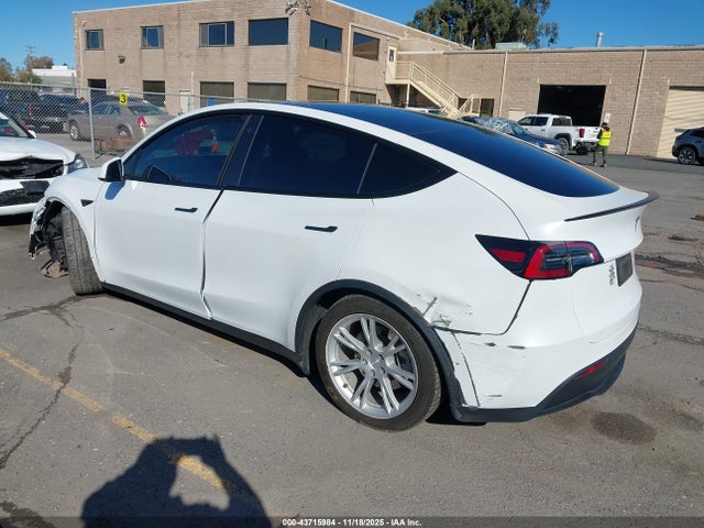 2021 TESLA MODEL Y 5YJYGAEE9MF190395 Photo 2
