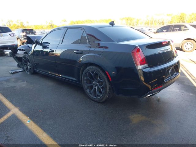 2019 CHRYSLER 300 2C3CCABG8KH515691 Photo 2