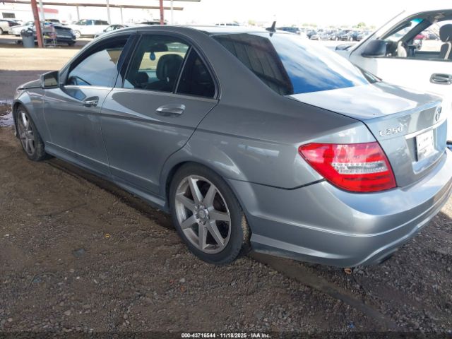 2014 MERCEDES-BENZ C 250 WDDGF4HB6EA963602 Photo 2