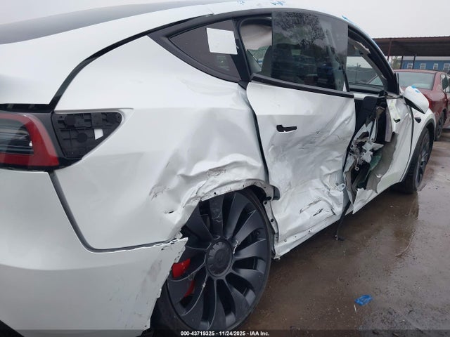 2024 Tesla Model Y Performance Dual Motor All-wheel Drive მანქანა იყიდება აუქციონზე, vin: 7SAYGDEF1RF052810, აუქციონის ნომერი: 43719325