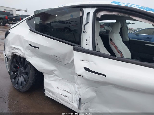 2024 Tesla Model Y Performance Dual Motor All-wheel Drive მანქანა იყიდება აუქციონზე, vin: 7SAYGDEF1RF052810, აუქციონის ნომერი: 43719325