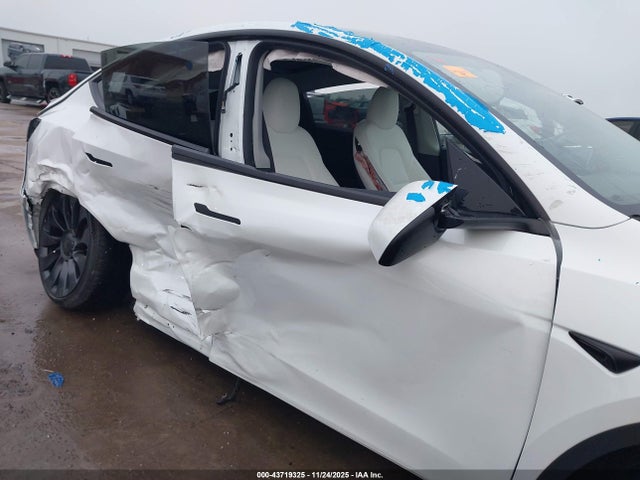 2024 Tesla Model Y Performance Dual Motor All-wheel Drive მანქანა იყიდება აუქციონზე, vin: 7SAYGDEF1RF052810, აუქციონის ნომერი: 43719325