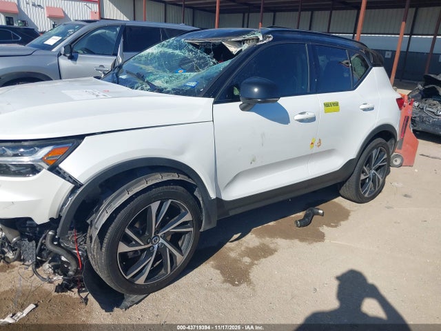 2021 VOLVO XC40 YV4162UMXM2437877 Photo 1