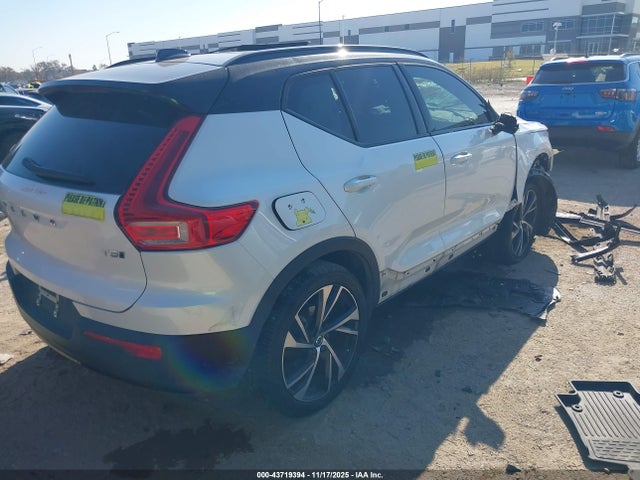 2021 VOLVO XC40 YV4162UMXM2437877 Photo 3