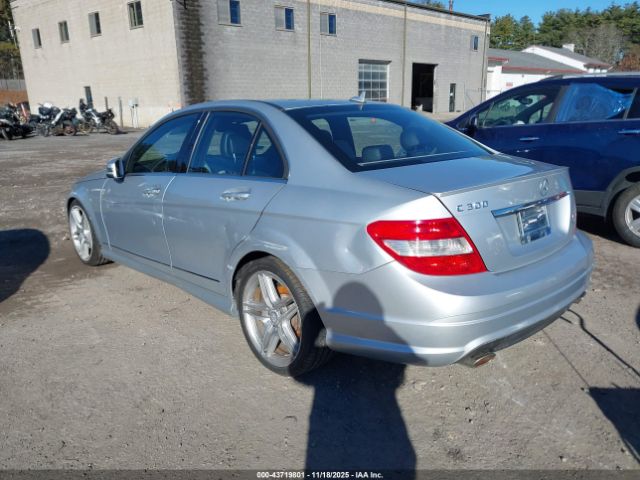 2011 MERCEDES-BENZ C 300 WDDGF5EB1BR155312 Photo 2