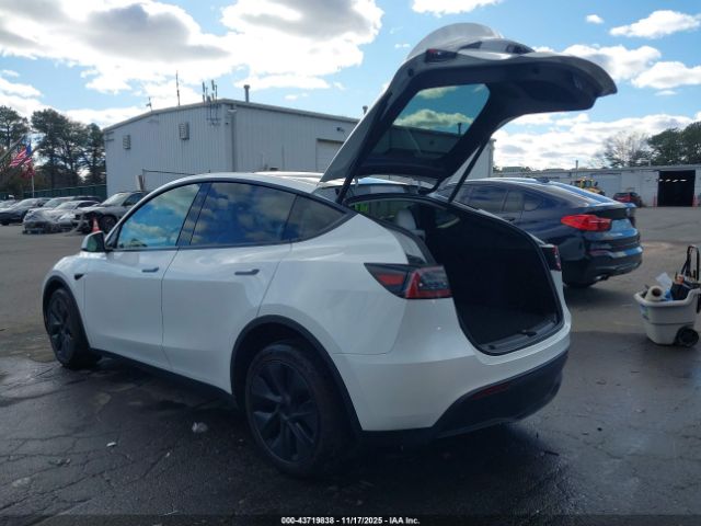 2025 TESLA MODEL Y 7SAYGDEE8SF301889 Photo 2