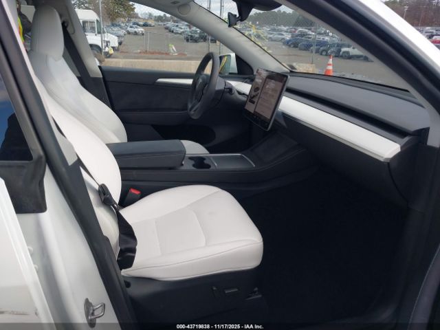 2025 TESLA MODEL Y 7SAYGDEE8SF301889 Photo 4