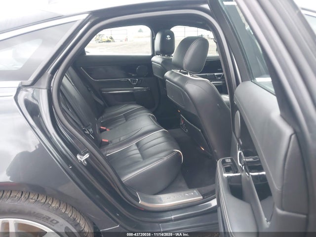 Jaguar XJ 2015 SAJXJ1CDXF8V79042 Image 20
