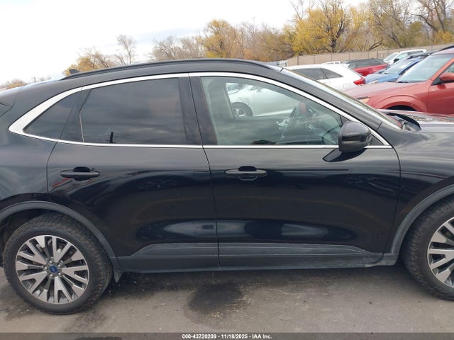 1FMCU9J9XLUB16219 Ford Escape Titanium