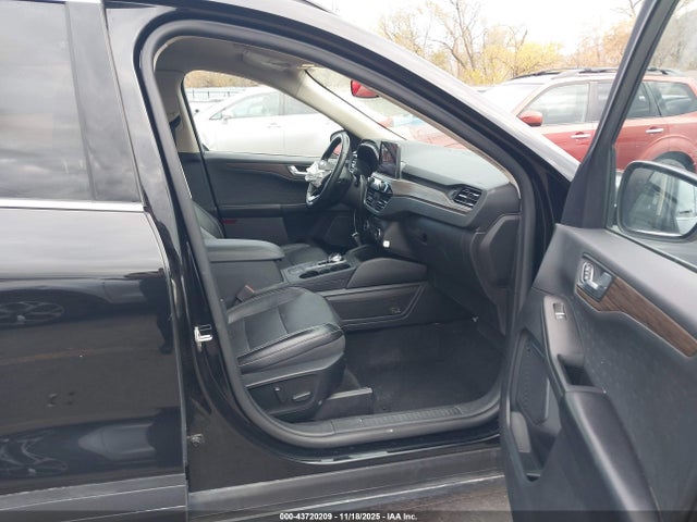 1FMCU9J9XLUB16219 Ford Escape Titanium