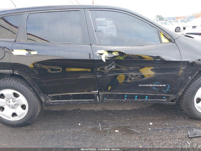 1C4PJLASXHW548061 Jeep Cherokee Sport Fwd