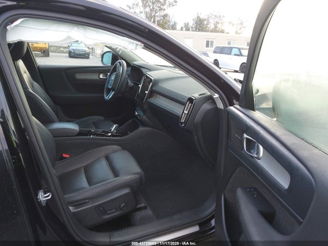 2024 VOLVO XC40 YV4L12UM7R2261482 Photo 4