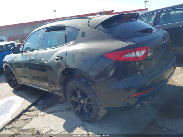 2017 MASERATI LEVANTE ZN661XUS3HX226921 Photo 2