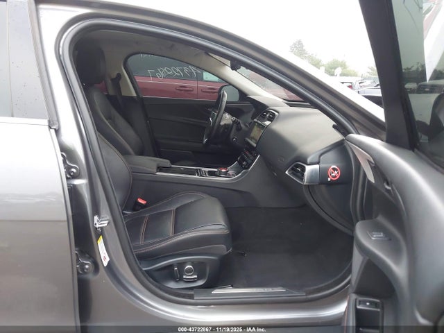 2019 JAGUAR XE SAJAK4FX5KCP48255 Photo 4