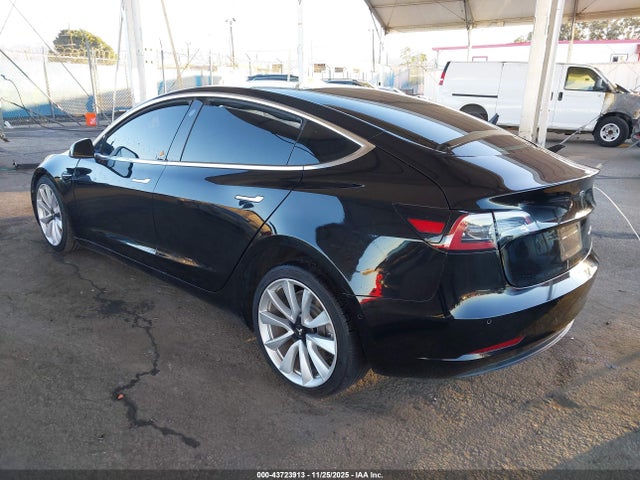 2018 TESLA MODEL 3 5YJ3E1EB4JF184747 Photo 2