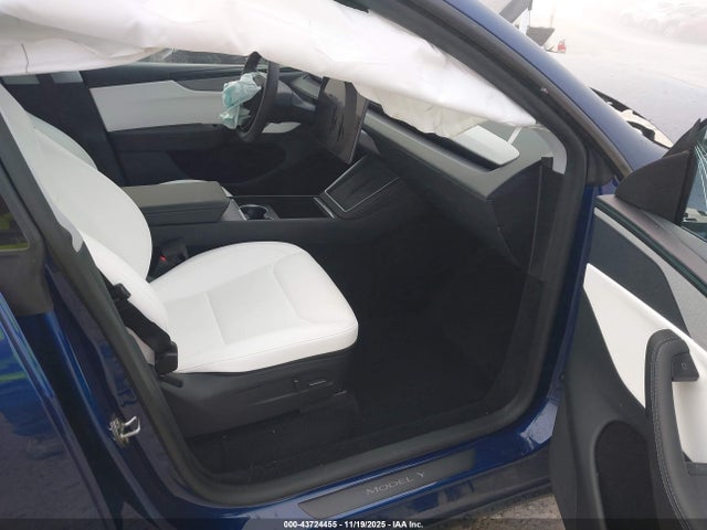 2026 TESLA MODEL Y 7SAYGDEE8TA391947 Photo 4