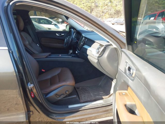 2018 VOLVO XC60 YV4102RK7J1013731 Photo 4