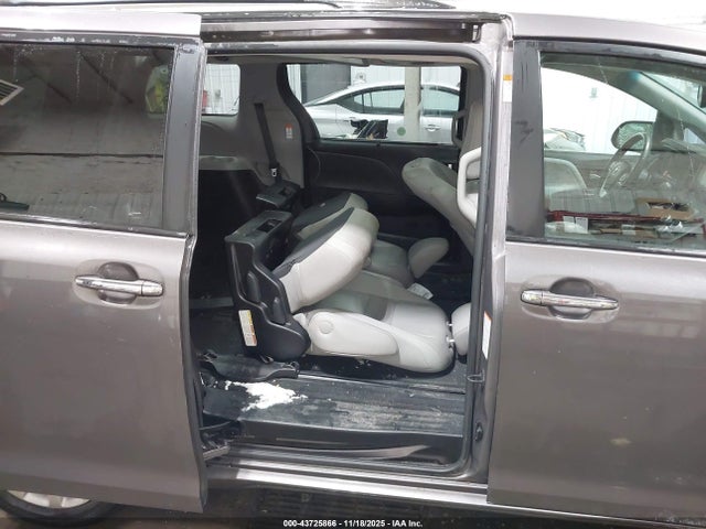 5TDDK3DC3FS112279 Toyota Sienna Limited Premium 7 Passenger