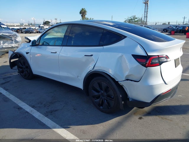 2025 TESLA MODEL Y 7SAYGDED4SF281065 Photo 2