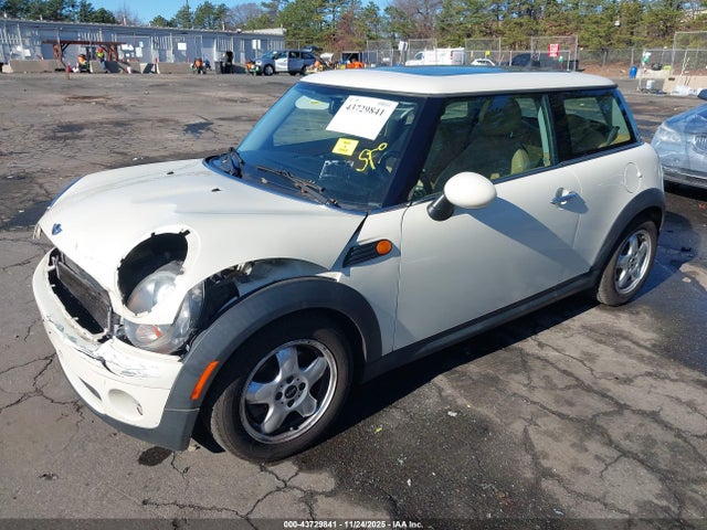 2010 MINI COOPER WMWMF3C56ATZ65306 Photo 1