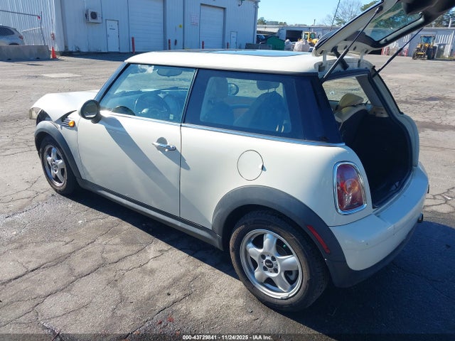 2010 MINI COOPER WMWMF3C56ATZ65306 Photo 2