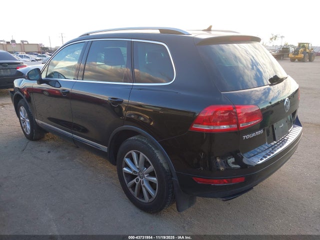 2014 VOLKSWAGEN TOUAREG WVGEF9BP2ED002282 Photo 2
