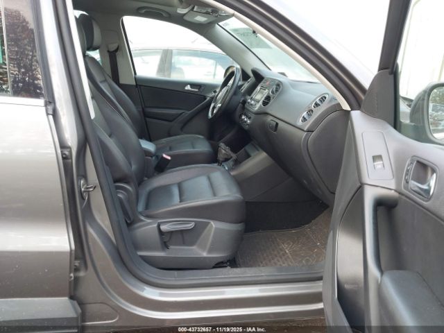 2011 VOLKSWAGEN TIGUAN WVGBV7AX8BW519050 Photo 4