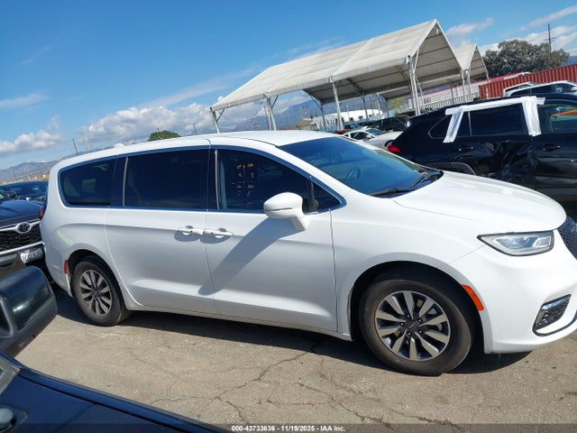 Chrysler Pacifica Hybrid Touring L 2022 2C4RC1L76NR205543 Image 13