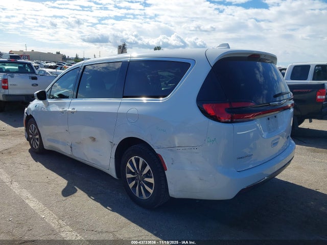 2022 CHRYSLER PACIFICA HYBRID 2C4RC1L76NR205543 Photo 2