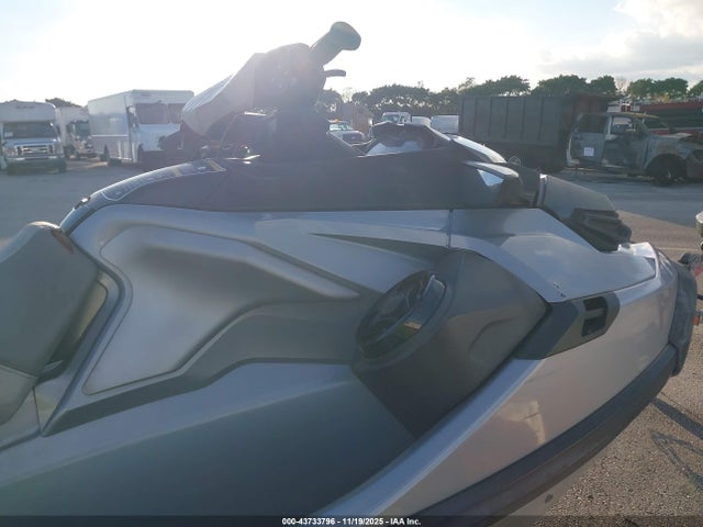 2020 SEADOO GTX-300 LIMITED YDV41200A020 Photo 4