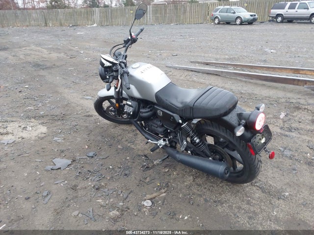 2022 MOTO GUZZI V7 ZGUKZUA07NM000904 Photo 2