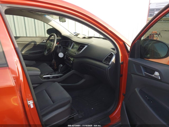 43734491 :رقم المزاد ، KM8J33A23HU517564 vin ، 2017 Hyundai Tucson Sport مزاد بيع