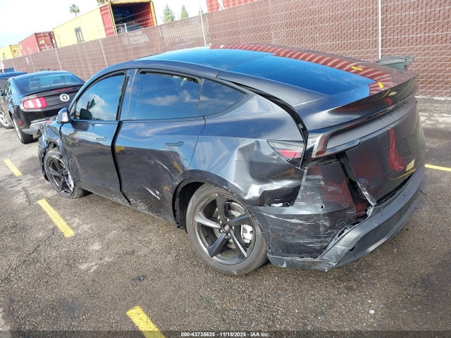 2026 TESLA MODEL Y 7SAYGDED2TF385362 Photo 2