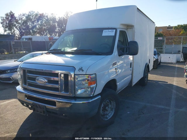 Ford E-350 Cutaway 2014 1FDWE3FL8EDA78553 Image 2