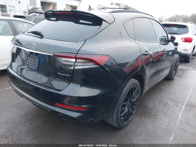2022 MASERATI LEVANTE ZN661XUA8NX388322 Photo 3