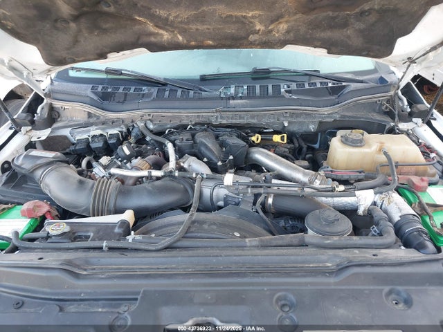 1FD8W3HT4JEC58619 Ford F-350 Chassis Lariat