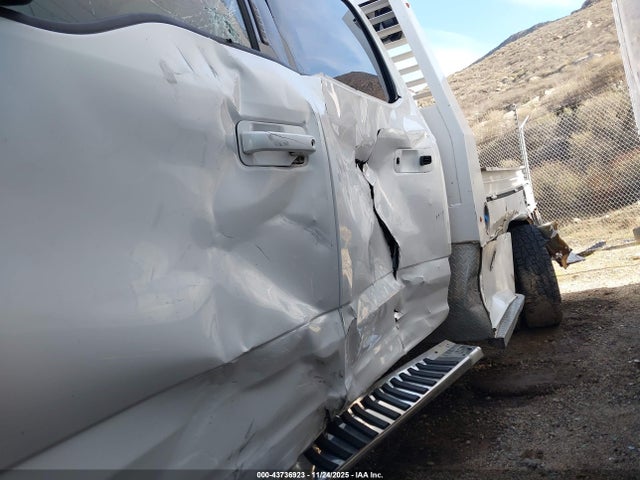 1FD8W3HT4JEC58619 Ford F-350 Chassis Lariat